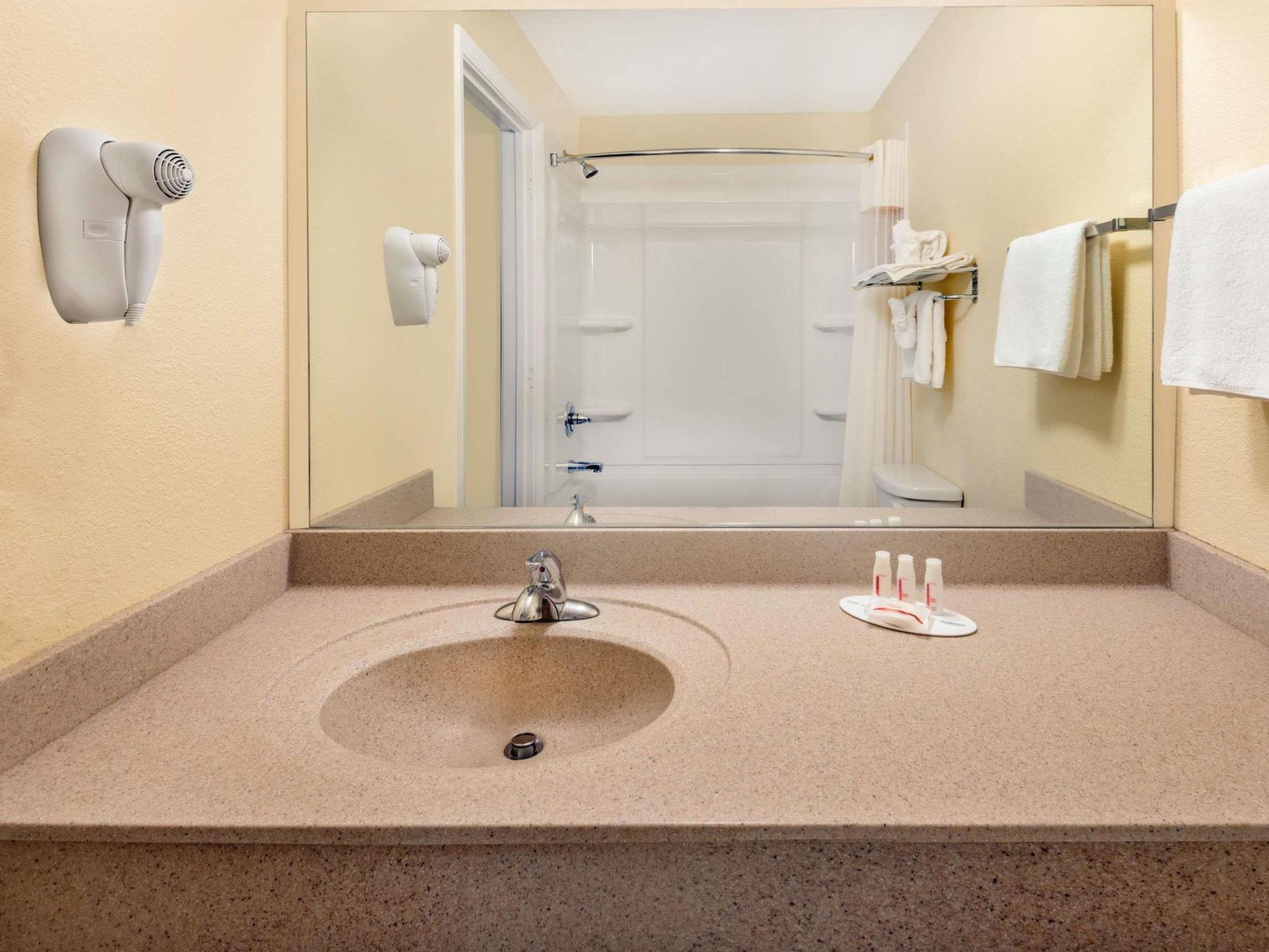 Hotel Super 8 By Wyndham Des Moines Esterno foto